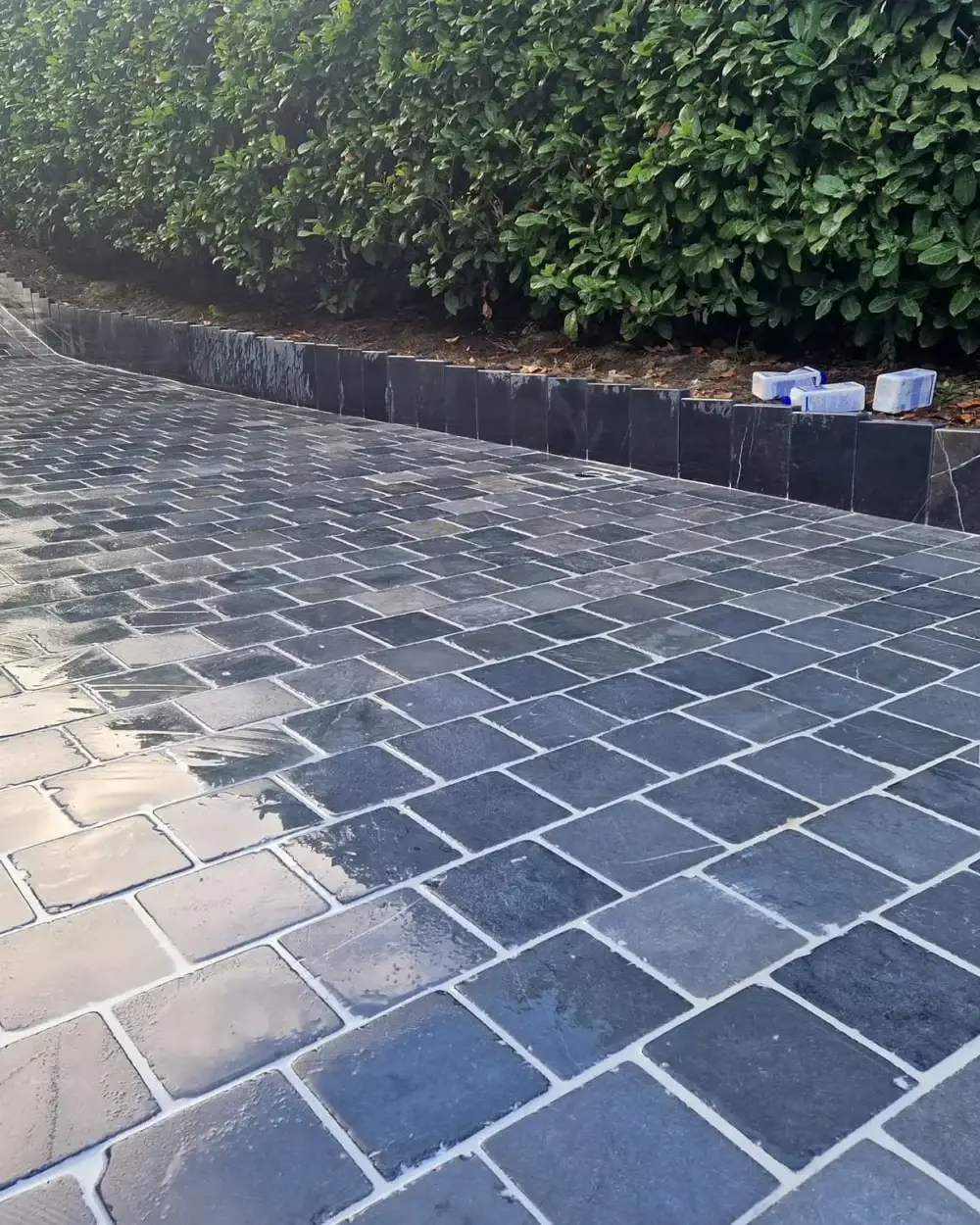 Terrasse pavée avec finitions soignées, réalisation WS Aménagement