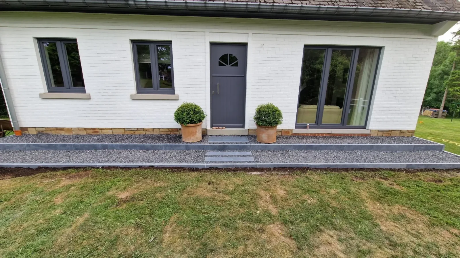Entrée de maison en pierre bleue de Belgique aménagée par WS Aménagement