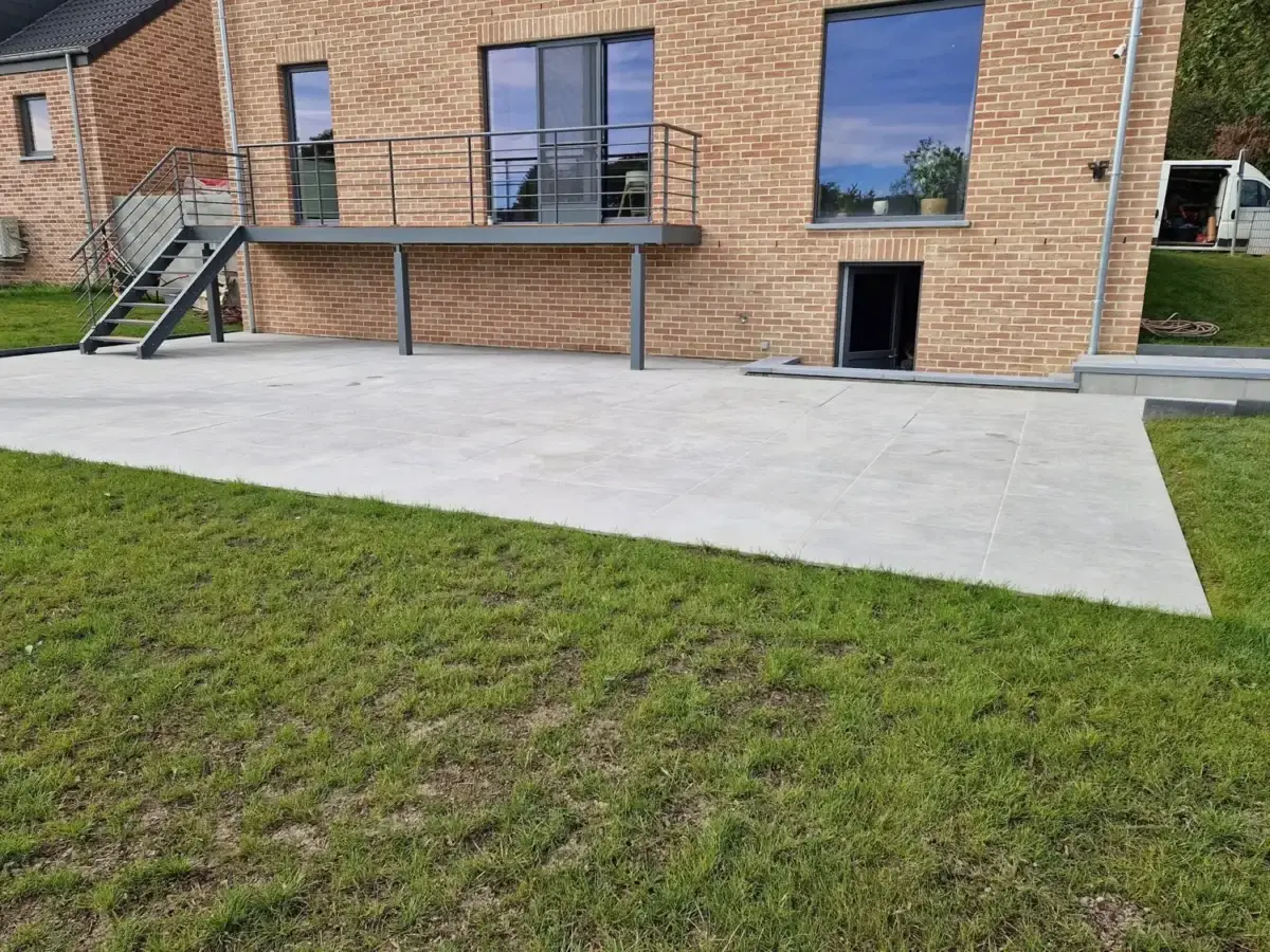 Aménagement extérieur complet avec terrasse moderne, réalisation WS Aménagement