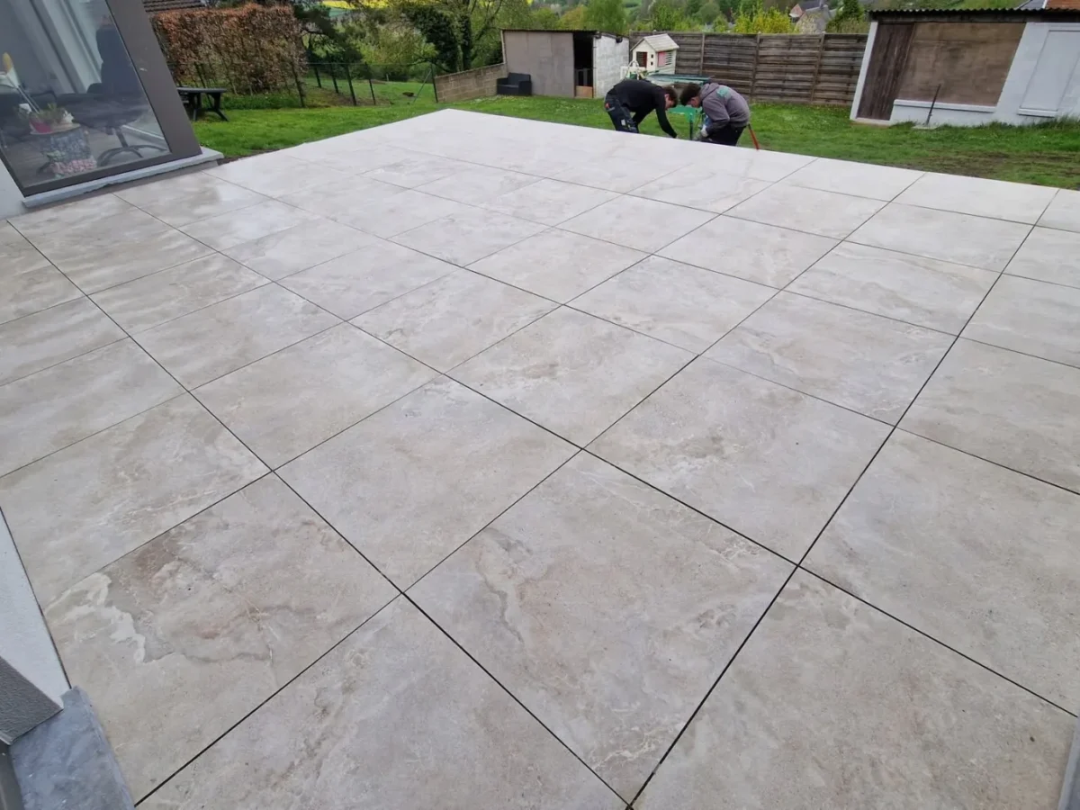 Terrasse sur-mesure en carrelage, réalisation WS Aménagement