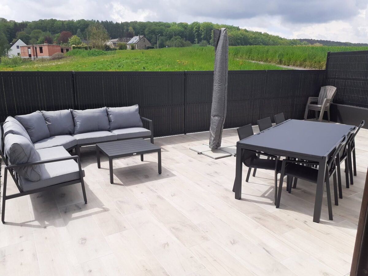 Terrasse en dalles céramiques aspect bois avec bordure acier et brise-vue sombre