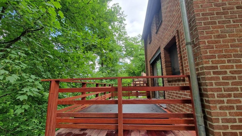 Garde-corps en padouk à barreaudage horizontal sur une terrasse en bois exotique